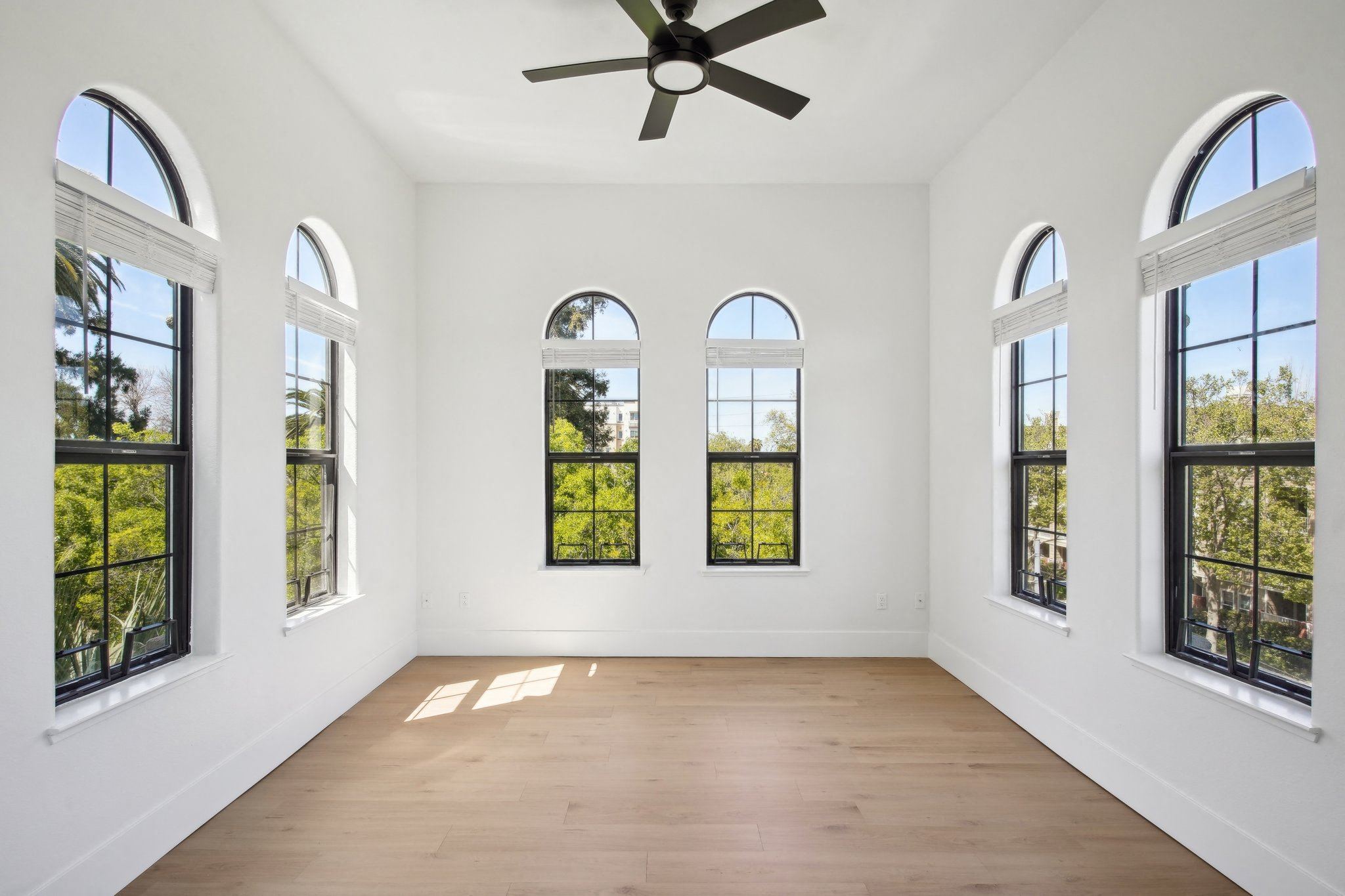 Fountain Plaza - Den